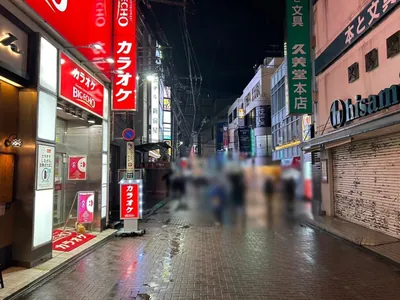 ブレスへの道順 3／6：左手一つ目の路地を左折します。