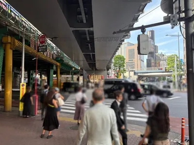 ヴィダへの道順 3／6：一つ目の横断歩道を渡って直進します。