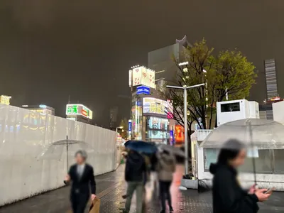 ポセイドンへの道順 2／12：駅を背にして線路を左手に直進します。