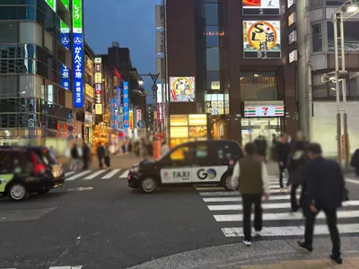 カリンへの道順 3／8：SLの左手の横断歩道を渡り路地に入ります。