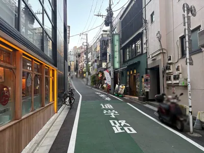 庭園への道順 11／12：直進をします。
