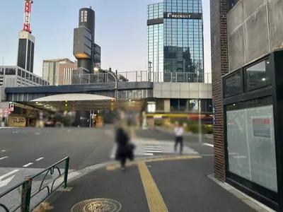 ジャロへの道順 3／12：一つ目の横断歩道を渡ります。
