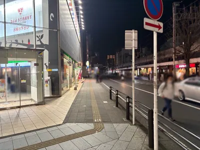 グランヴァレへの道順 9／17：線路を右手に直進します。
