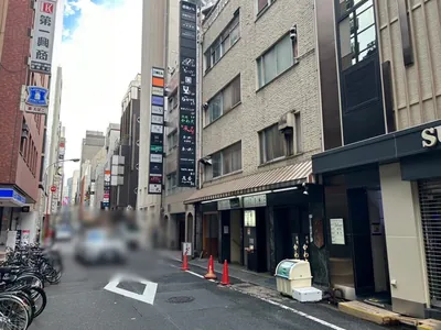マワルへの道順 8／8：少し歩くと右手に銀座マワルの入る「園枝ビル」があります。