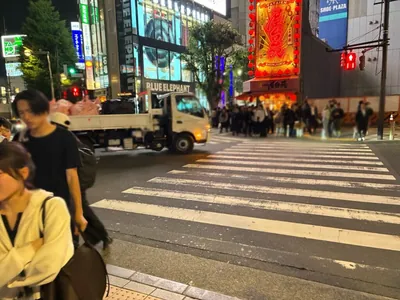 ネクサスへの道順 3／10：正面の横断歩道を渡って路地に入ります。