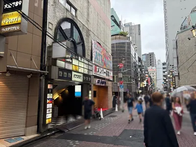 アトランティスへの道順 8／8：少し進むと左手に上野アトランティスの入る「池之端会館ビル」があります。