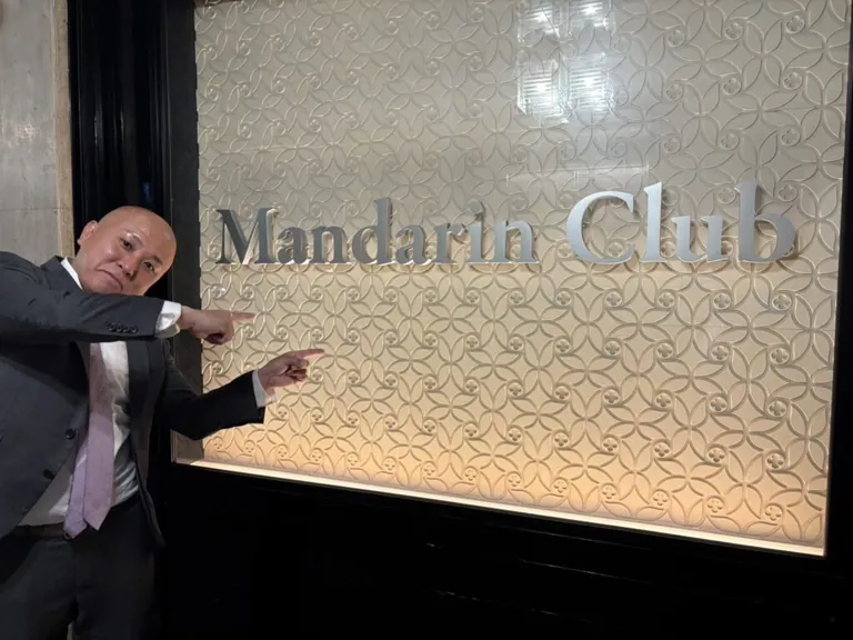 マンダリンクラブ昼の店内