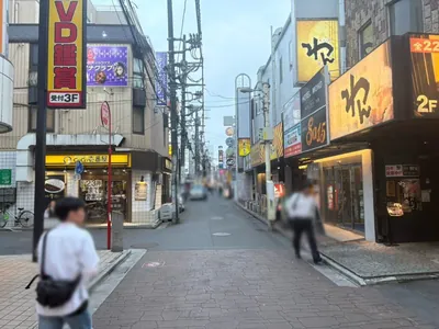 レインへの道順 8／11：左手三つ目の路地を左折します。
