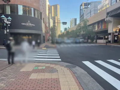 まゆへの道順 7／8：「難波橋」の交差点に出たら横断歩道を渡らずに左折します。