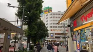 ティアラへの道順 3／8：横断歩道を渡ったらマツモトキヨシを正面に見て左へ歩きます。