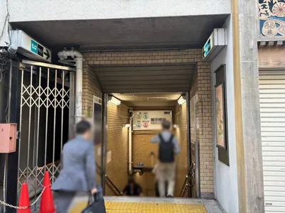 庭園への道順 1／12：「飯田橋駅」B3出口を出ます。