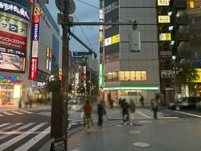 美人茶屋 （ビジンチャヤ）への道順 3／5：一つ目の十字路の正面の横断歩道を渡って更に直進します。
