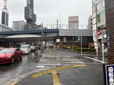 宝泉 （ホウセン）への道順 3／11：一つ目の横断歩道を渡って直進します。