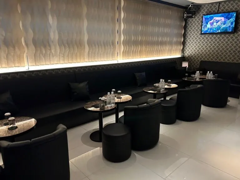 ボンドの店内
