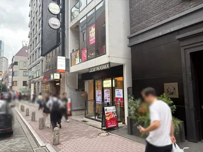B4 （ビーフォー）への道順 4／4：少し進むと右手に赤坂B4の入る「Lulud Akasakaビル」があります。