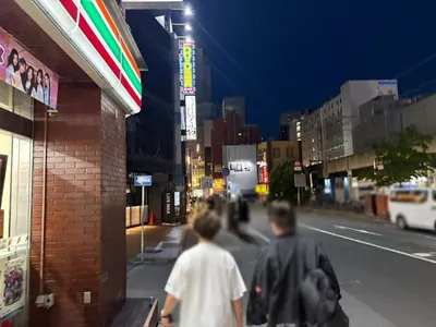 キャラットへの道順 10／15：左手二つ目の路地も越えて直進をします。
