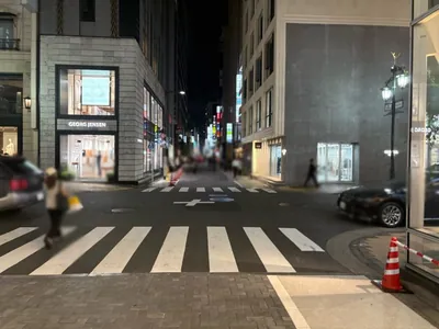 ラシャンブルへの道順 4／5：一つ目の十字路をそのまま直進します。