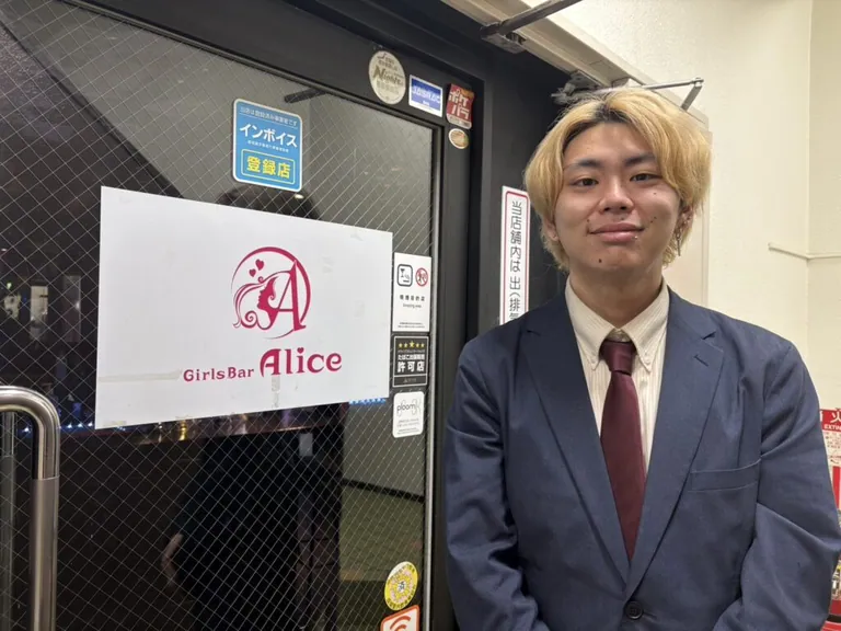 千歳烏山 アリスの店内