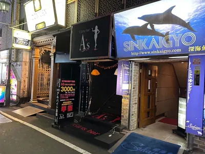 アズへの道順 8／8：少し進むと右手に新宿アズがあります。