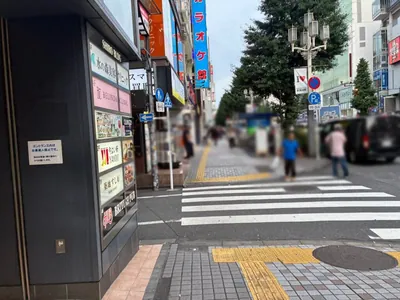 美人茶屋 新宿 （ビジンチャヤ シンジュク）への道順 7／11：二つ目の左手路地も越えて直進します。
