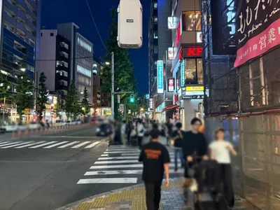 チケッツへの道順 4／10：二つ目の右手路地を右折します。