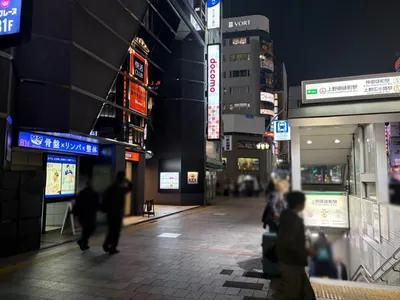 ミントへの道順 2／8：出口を背にして直進します。