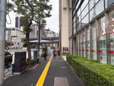 フォルトゥナへの道順 2／9：道路を左手に直進します。