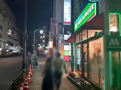 エムアネックスへの道順 4／4：横断歩道を渡って右手の2件目が目黒エムアネックスの入る「北斗目黒ビル」です。
