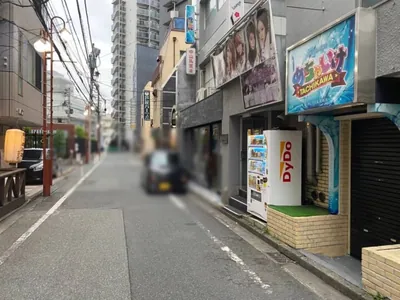 アクアへの道順 6／8：右折をしたら直進をします。
