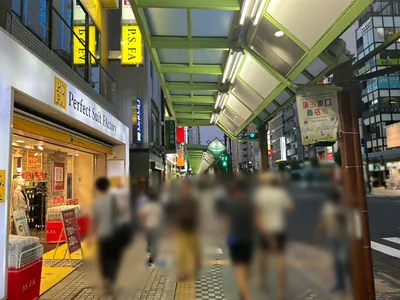 ロイヤルラウンジへの道順 4／5：左手一つ目の路地を左折します。