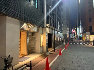 フジコへの道順 9／9：二つ目の十字路手前の左手に銀座フジコの入る「たくみビル」があります。
