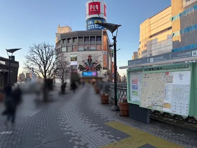 川口　レジェへの道順 2／7：駅を背にして左に進みます。