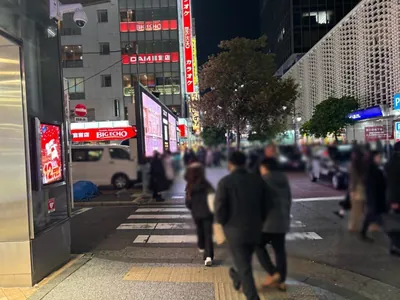 ふるーる （Girl’s bar Fleur）への道順 4／8：横断歩道を渡ったら右折し、すぐ左手の路地を左折します。
