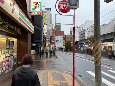 セバスチャンへの道順 11／16：左手二つ目の路地も越えて直進をします。