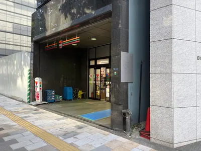 青山ラウンジ(アオヤマラウンジ)への道順 7／7：少し進むと右手に青山ラウンジの入る「NH青山ビル」があります。