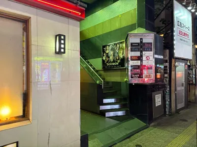 ソロモンへの道順 12／12：左折後、すぐ左手に新宿ソロモンの入る「梅村ビル」があります。