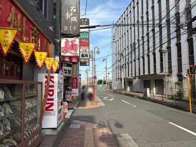 ハングオーバーへの道順 5／11：二つ目の路地を左折します。