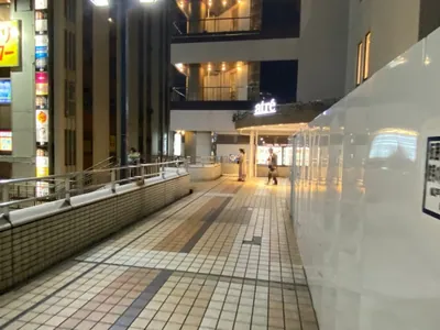 松戸　テミスへの道順 3／4：正面にアトレが出てくるのでアトレの目の前の階段を下ります。