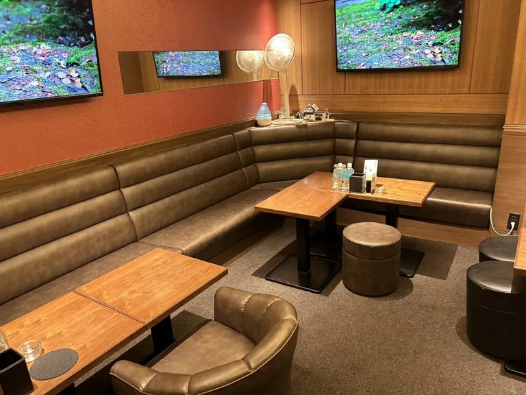 月の庭 （ツキノニワ）の店内