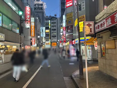 オシモへの道順 8／9：右手一つ目路地を越えて直進をします。
