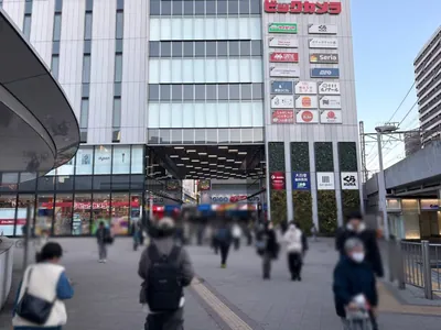 ロジャーへの道順 4／16：ビルの下を抜けて直進します。