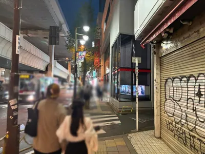 サロンド三軒茶屋への道順 3／5：左手の横断歩道を越えて、一つ目の路地を右折します。