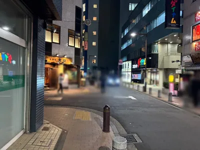 西日暮里　アンビシャスへの道順 4／6：左手二つ目の路地を左折します。