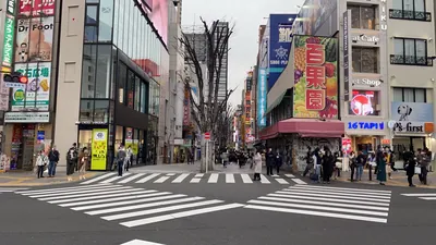 エリュシオンへの道順 2／9：新宿アルタの左脇の路地に入り直進します。