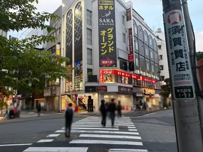 別世界 （ベツセカイ）への道順 9／13：一つ目の横断歩道を渡りY字に分かれているので右手へ進みます。