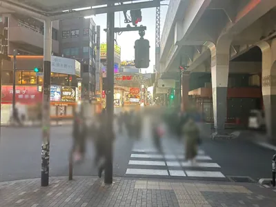 美香の部屋 （ミカノヘヤ）への道順 3／10：一つ目の横断歩道を渡って左折します。