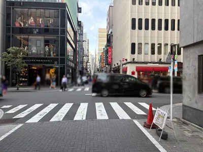 モノリスへの道順 9／10：一つ目の十字路を越えて直進します。