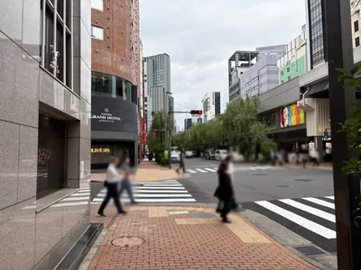 BF （ビーエフ）への道順 7／11：「難波橋」の交差点に出たら横断歩道を渡らずに左折します。