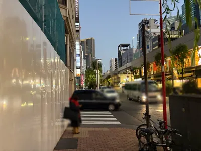 キリンへの道順 6／9：一つ目の左手路地を越えて直進します。