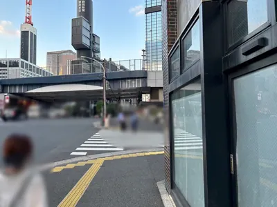 ルナへの道順 3／8：横断歩道を渡って直進を続けます。